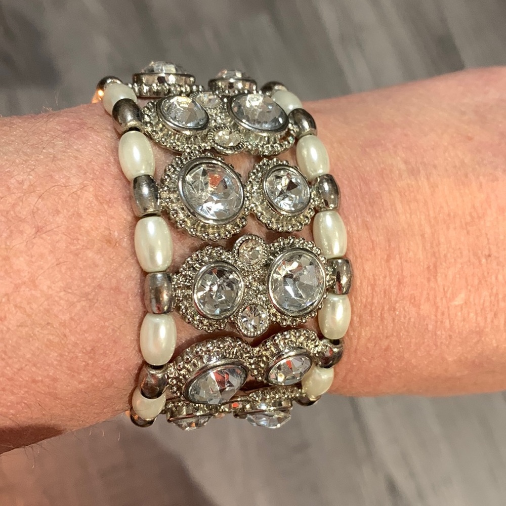 Gorgeous Cookie Lee rhinestone faux pearls bracelet*